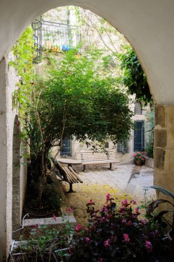 Eski Kudüs şehrinin Yahudi Mahallesi 'ndeki bir yerleşim yerinin iç avlusunda.. 