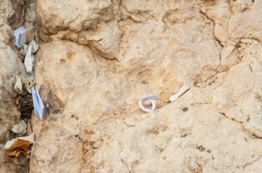 Kudüs, İsrail 'deki Batı Duvarı' nın çatlaklarına, üzerinde yazılı dualar bulunan küçük kağıt parçaları yerleştiriliyor.. 