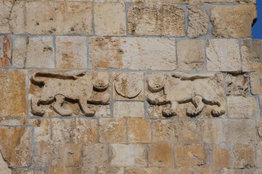 Aslan Kapısı 'nın ya da Eski Kudüs' teki Müslüman mahallesinin Aziz Stephen Kapısı 'nın taş oymalarının ayrıntıları.. 