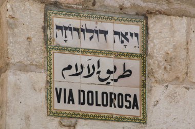 Eski Kudüs şehrinde, İbranice, Arapça ve İngilizce seramik bir işaret. Dolorosa Vadisi 'ni işaret ediyor. İsa' nın çarmıha gerilme yolunda yürüdüğü yol.. 