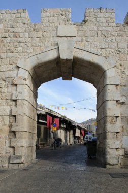 Eski Kudüs şehrinin Hristiyan Mahallesi 'nin kemerli Yeni Kapı girişinin taş işleri ve taretleri.. 