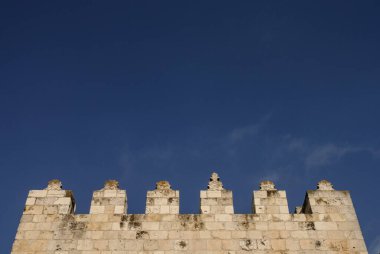 İsrail 'in Kudüs şehrinin antik taş duvarlarının ve duvarlarının detaylı bir bölümü. 