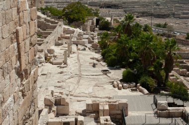 İsrail 'in Eski Kudüs şehrindeki Tapınak Dağı' nın güney duvarının altında bir kısım harabe ve kazı. 