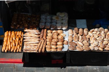İsrail, Kudüs 'teki Machane Yehuda açık hava pazarında taze pişmiş ekmek satılıyor.. 