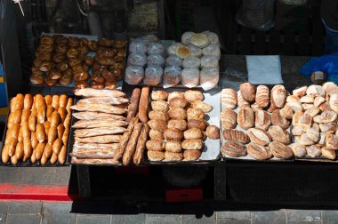 İsrail, Kudüs 'teki Machane Yehuda açık hava pazarında taze pişmiş ekmek satılıyor.. 