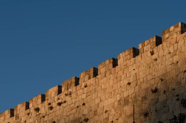 İsrail 'in Kudüs şehrinin antik taş duvarlarının ve duvarlarının detaylı bir bölümü. 