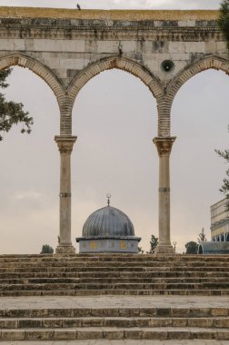 Kubbe of the Chain 'in taş kemerlerinden bakın, İsrail' in Kudüs kentindeki Tapınak Dağı veya Kutsal Şerif 'in tam merkezini gösteren açık kemerli bir kubbe altıgen.. 