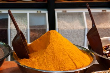 İsrail 'in Kudüs kentindeki açık hava gıda pazarında taze öğütülmüş zerdeçal baharatı satılıyor.. 