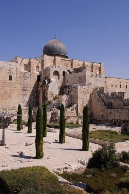 Tapınak Dağı 'nın altındaki Davidson Arkeoloji Parkı ve İsrail' in Kudüs kentindeki El Aksa Camii 'nin kara kubbesi.. 