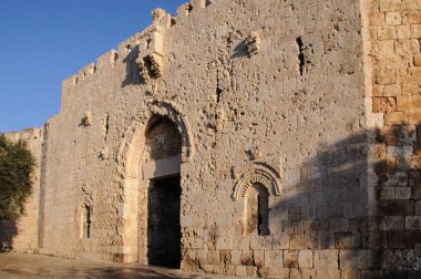 Kudüs 'ün dışındaki Zion Kapısı' nı süsleyen karmaşık taş yardım çalışmaları ve kemerlerin ayrıntıları..