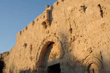 Kudüs 'ün eski şehrindeki Zion Kapısı' nı süsleyen karmaşık taş yardım çalışmaları ve kemerlerin ayrıntıları..