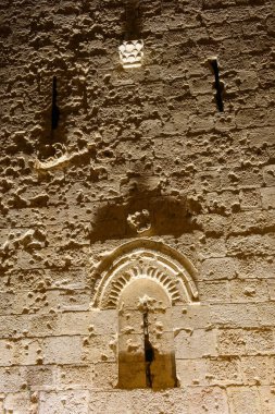 Eski Kudüs şehrindeki Zion Kapısı 'nı süsleyen karmaşık taş yardım çalışmaları ve kemerlerin ayrıntıları gece aydınlandı..