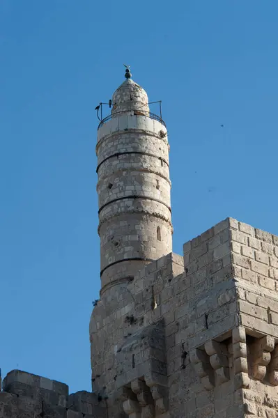 David 'in Kalesi ya da Davut Kulesi İsrail' in Kudüs şehrinin ortaçağ taş duvarlarının ve surlarının üzerine yükselir.. 