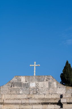 İsrail, Kudüs 'teki Sainte Claire Manastırı' nın girişini gösteren bir haç.. 