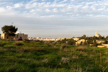 Kudüs, İsrail 'deki İncil Tepesi ya da Givat Hatanach manzarası, Kudüs yakınlarındaki kentsel vahşi yaşam ve arkeolojinin gelişmemiş tepesi. 