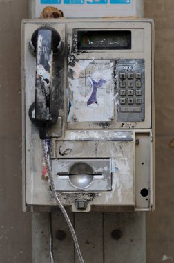 Eski, harap olmuş, ankesörlü telefon hala Kudüs, İsrail 'de hizmet veriyor.. 