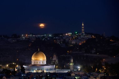 Dolunay ufukta Scopus Dağı, Kaya Kubbesi ve İsrail 'in Eski Kudüs' ü üzerinde yükseliyor.. 