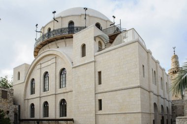 Hurva Sinagogu 'nun dış görünüşü ve Kudüs' teki Yahudi Mahallesi 'nde yeniden inşa edilen büyük beyaz kubbesi. İnşaat 2010 yılında tamamlandı. 
