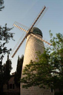 Montefiore rüzgarının tarihi fotoğrafı 2012 'de yenilenmeden önce İsrail' in Kudüs kentindeki Yemin Moshe mahallesinde çekilmiştir.