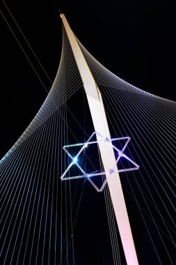 Kudüs 'teki Sicimler Köprüsü gece İsrail' de Bağımsızlık Günü için Davut 'un dev yıldızıyla aydınlandı.. 