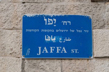 İsrail 'in başkenti Kudüs' te ana cadde olan Jaffa Caddesi 'ni çizen İbranice, Arapça ve İngilizce tabela.. 