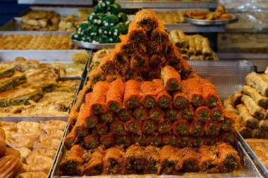 Tepsiler dolusu baklava, fileto pastasından yapılmış, doğranmış fındık ve bal ile tatlandırılmış, Türkiye, İsrail, Lübnan, İran, Ürdün ve Suriye 'nin de aralarında yer aldığı bir uzmanlık alanı.. 