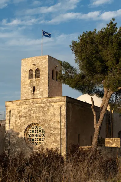 İsrail, Kudüs 'teki İncil Tepesi' nde İskoç bayrağını dalgalandıran St Andrew 's İskoç Anıt Kilisesi' nin dış görünüşü. 