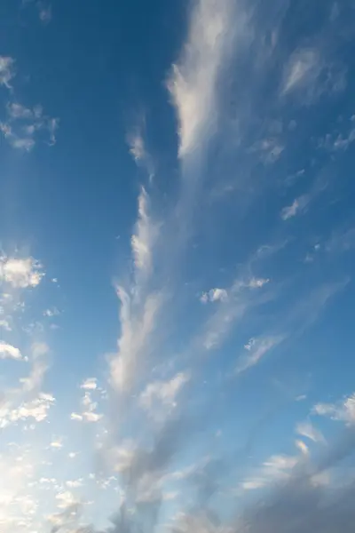 Cirrostratus ya da sirrus bulut oluşumları öğleden sonra güneş ışığında mavi gökyüzüne karşı dizilmiştir.. 
