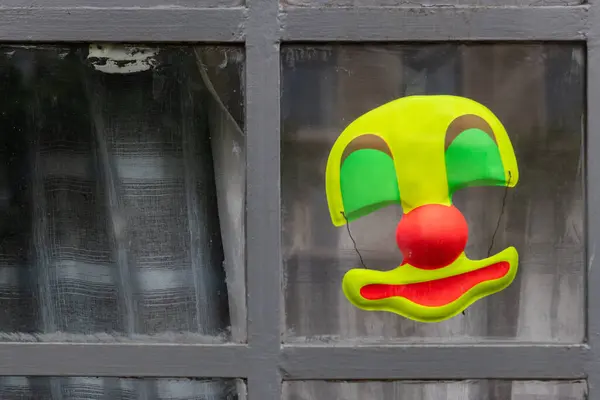 Purim bayramını kutlamak için Kudüs 'teki bir mağazanın camına bantlanmış tatil maskeleri.. 
