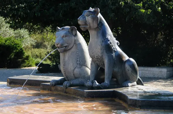 Kudüs Aslanları Çeşmesi, İsrail 'in başkenti Kudüs' teki Yemin Moşe 'de bir parkta bulunan bronz ve altın kaplama bir çeşme.