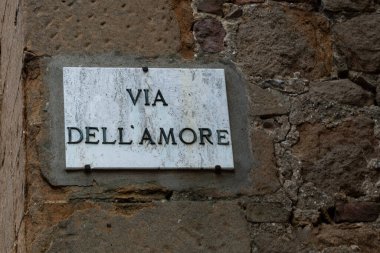 Via Dell 'Amore - Aşkın sokağı - yazan bir sokak tabelası ve İtalya' da taş bir duvara yerleştirilmiş..