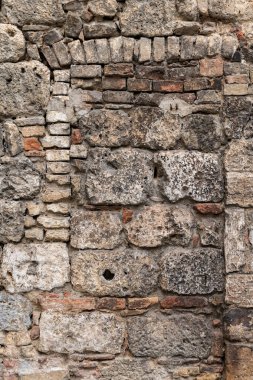 İtalya 'daki binalarda eski, yıpranmış tuğla ve taş ustaları tarafından şekillendirilmiş desenli, soyut bir model.. 