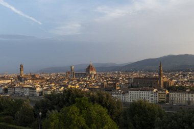 Floransa, İtalya 'nın geniş panoramik manzarası ve iki temel simgesi Floransa Duomo Katedrali ve Badia Fiorentina Kilisesi.. 