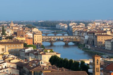 Floransa, İtalya manzarası, Arno nehri ve Ponte Vecchio, eski köprü, çatılar, ağaçlar ve taş binalar.. 
