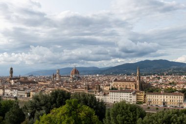 Floransa, İtalya 'nın geniş panoramik manzarası ve iki temel simgesi Floransa Duomo Katedrali ve Badia Fiorentina Kilisesi.. 