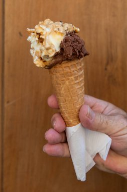 Bir el, dünyaca ünlü tatlı bir lezzet olan İtalyan zanaatkar dondurmasından bir kepçe tutuyor.. 