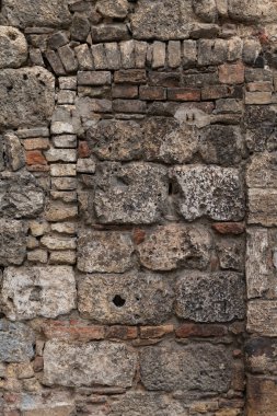 İtalya 'daki binalarda eski, yıpranmış tuğla ve taş ustaları tarafından şekillendirilmiş desenli, soyut bir model.. 