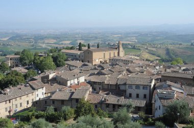 Siena, Tuscnay, İtalya 'daki bir tepenin üzerindeki ünlü taş kuleleri ile Orta Çağ manzaralı San Gimignano şehri.. 