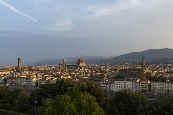 Floransa, İtalya 'nın geniş panoramik manzarası ve iki temel simgesi Floransa Duomo Katedrali ve Badia Fiorentina Kilisesi.. 