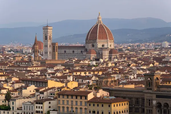 Floransa, İtalya 'nın Michaelangelo şehrinin manzarası ve şehrin ana simgesi, Duomo Katedrali. 