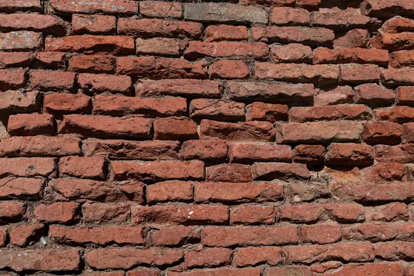 İtalya 'daki binalarda eski, yıpranmış, kırmızı tuğlalardan oluşan desenli, soyut bir yapı.. 