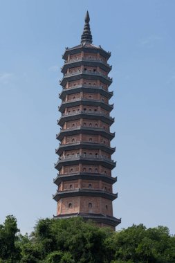 Güneydoğu Asya 'nın en büyük tapınağı olan Bai Dinh Tapınağı Ruhani ve Kültür Kompleksi' ndeki tapınak kulesi, Kuzey Vietnam, Ninh Binh 'de yer almaktadır..