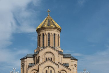 Gürcistan Cumhuriyeti 'nin başkenti Tiflis' teki Gürcistan Ortodoks Kilisesi 'nin ana katedrali olan devasa Kutsal Üçlü Katedrali..