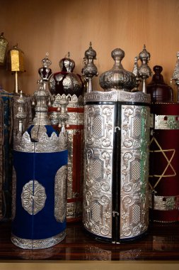 Tevrat parşömenleri dekoratif kumaş örtülerine sarılmış ve Gürcistan Cumhuriyeti 'nin başkenti Tiflis' teki Büyük Sinagog 'un kutsal sandığına yerleştirilmiştir.. 