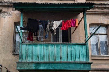 Turkuaz boyalı balkon ve renkli çamaşırlar Georgia 'nın başkenti Tiflis' in Eski Şehir Mahallesi 'nde kurumaya bırakıldı.. 