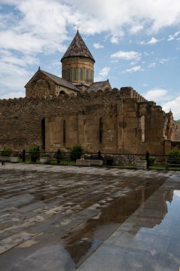Gürcistan 'ın tarihi Mtskheta kasabasının merkezinde yer alan bir Ortodoks Hıristiyan katedrali olan Svetitskhoveli Katedrali, bir yağmur fırtınası sonrasında su birikintisine yansıdı.. 