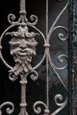 Gürcistan Cumhuriyeti 'nin başkenti Tiflis' in tarihi Eski Şehir semtindeki bir penceredeki sanatsal metal işçiliğinin ayrıntıları. 