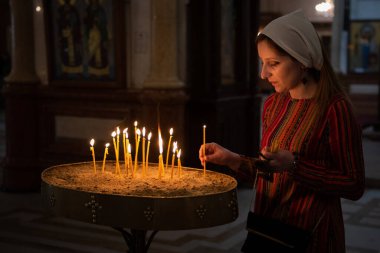 Tapınanlar, Tiflis, Georgia 'daki Kutsal Üçlü Katedrali' nin mabedine mum yakıp dua ederler.. 