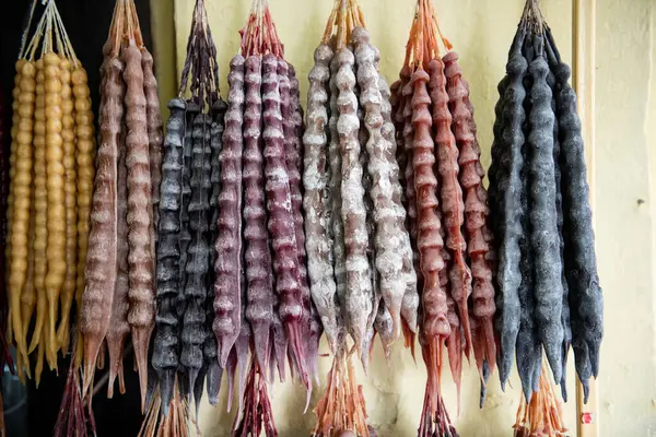 Churchkhela, popüler, geleneksel, Gürcü, mum şeklinde, fındık ve meyvelerle dolu, üzüm suyuna batırılmış, bir ipe bağlanmış ve sosis şeklinde kurutulmuş bir şeker..