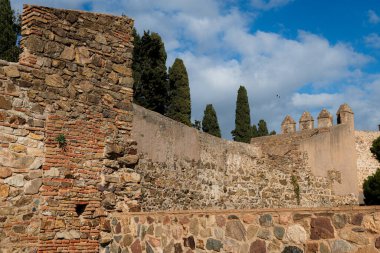 Güney İspanya 'daki Malaga, Endülüs Alcazaba kalesinin tuğla ve taş dış duvarları. 